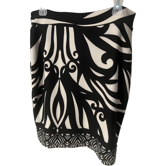 An Analili skirt in size large with tags attached - Picture 4 of 6